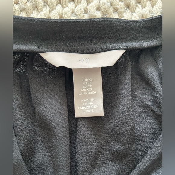 NWOT H&M Short-Sleeved Tie Detail Blouse - Picture 6 of 6